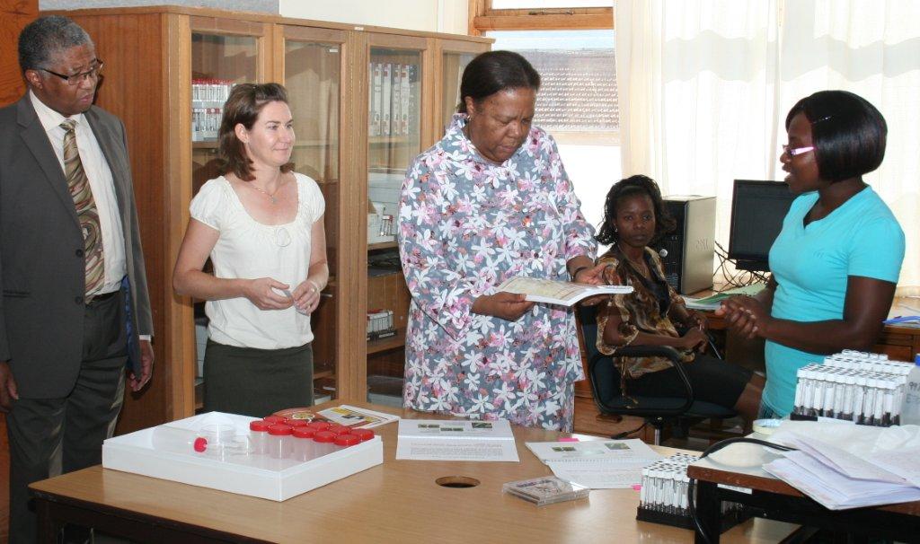 Keafon Jumbam (Iimbovane Technical Officer) explaining to Minister Naledi Pandor the art of ant identification.