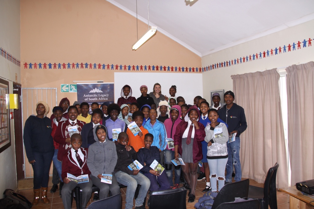 The group of Gr7-11 learners with Anche Louw (ALSA) and facilitator Khanyisa Mgudlwa   